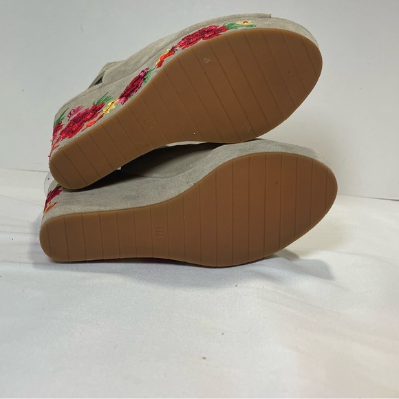 Kenneth Cole Embroidered Wedge Sandals - Tan suede. Floral. Size 6 women’s. - Picture 9 of 13